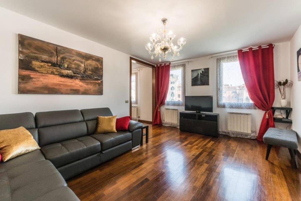 Rialto Apartment With Canal Grande View Venesia Bagian luar foto