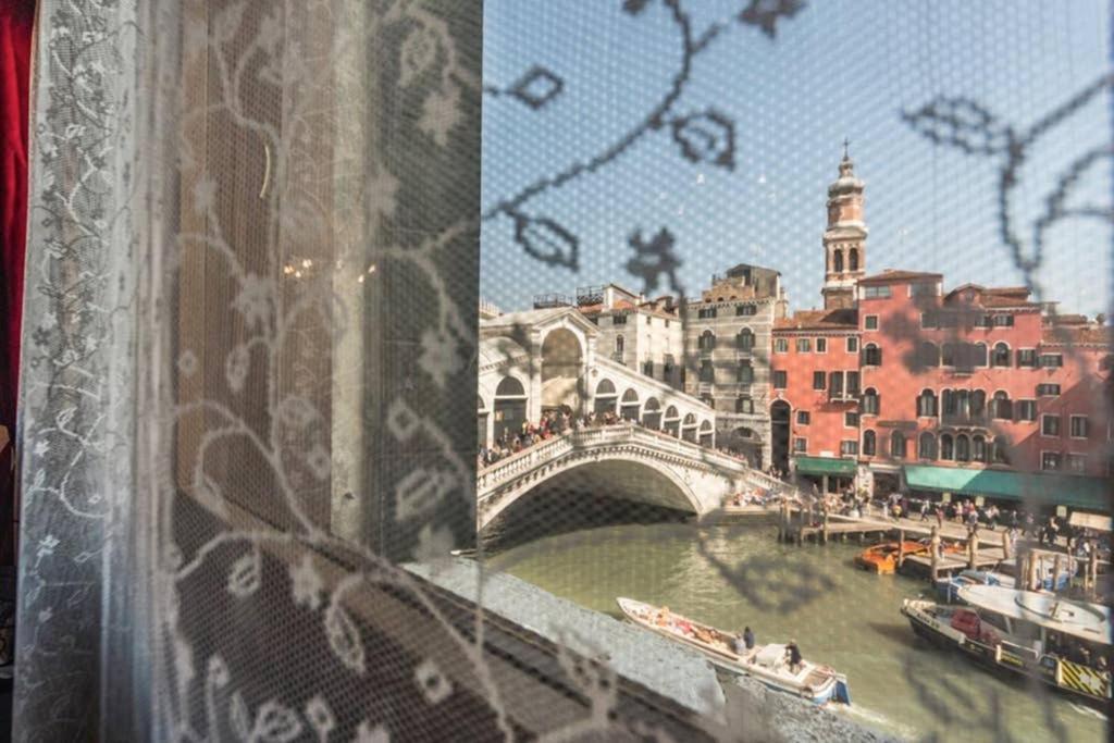 Rialto Apartment With Canal Grande View Venesia Bagian luar foto