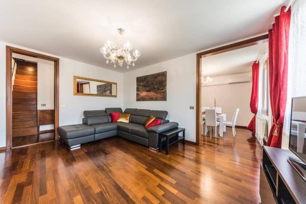 Rialto Apartment With Canal Grande View Venesia Bagian luar foto
