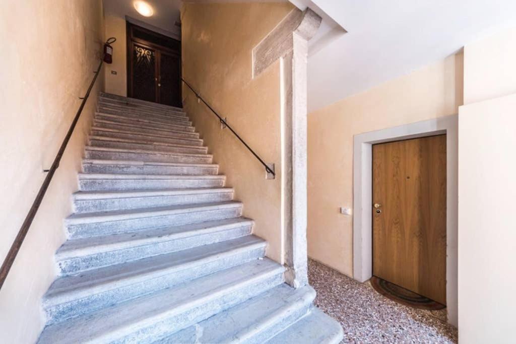 Rialto Apartment With Canal Grande View Venesia Bagian luar foto