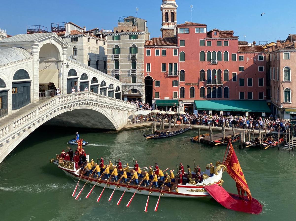 Rialto Apartment With Canal Grande View Venesia Bagian luar foto